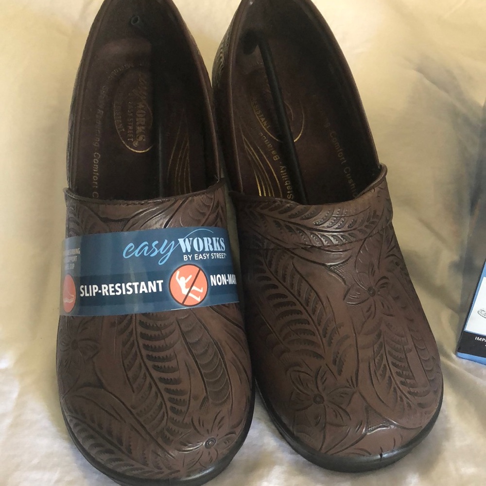 Easy works slip-resistant shoes